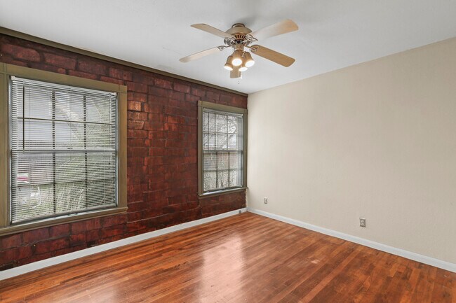 Building Photo - 405 N Praire
