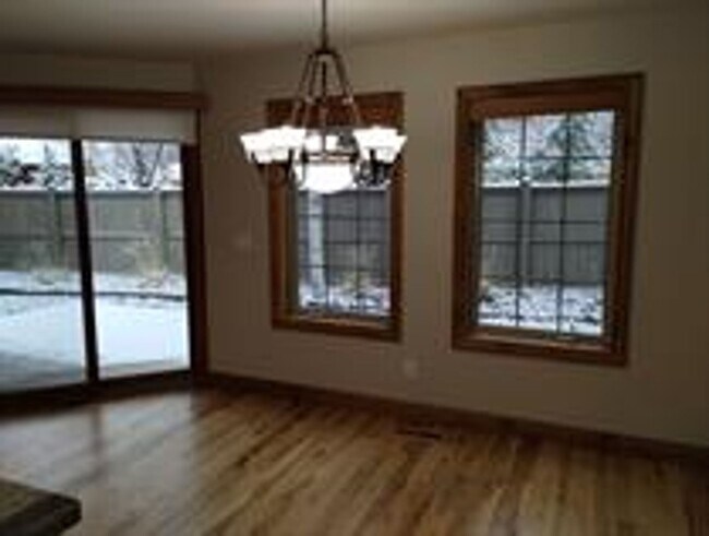 Building Photo - Spacious Cottonwood Heights Home with Vaulted Ceilings & Finished Basement
