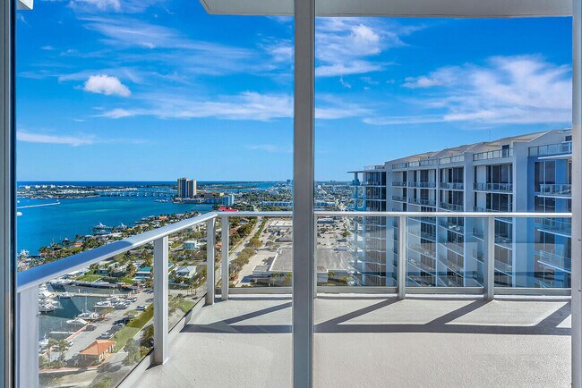 Building Photo - 220 Lake Shore Dr