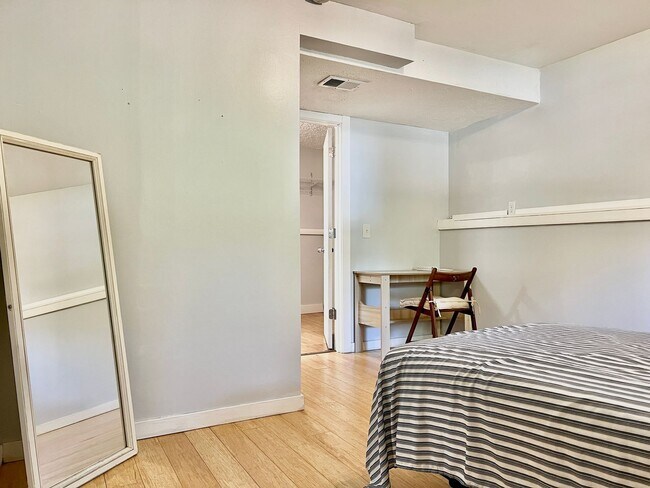 Building Photo - Updated and spacious! Ready for move in!