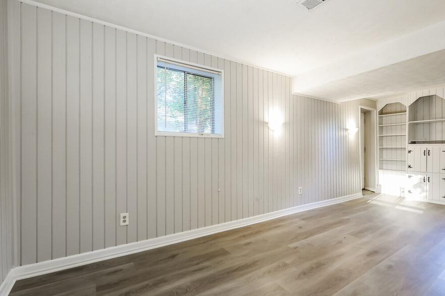Building Photo - 9105 Homewood Dr