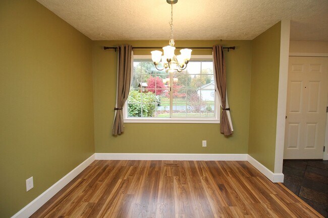 Building Photo - Updated 3 Bed/2 Bath Milwaukie Ranch Home Set On A Gorgeous Lot