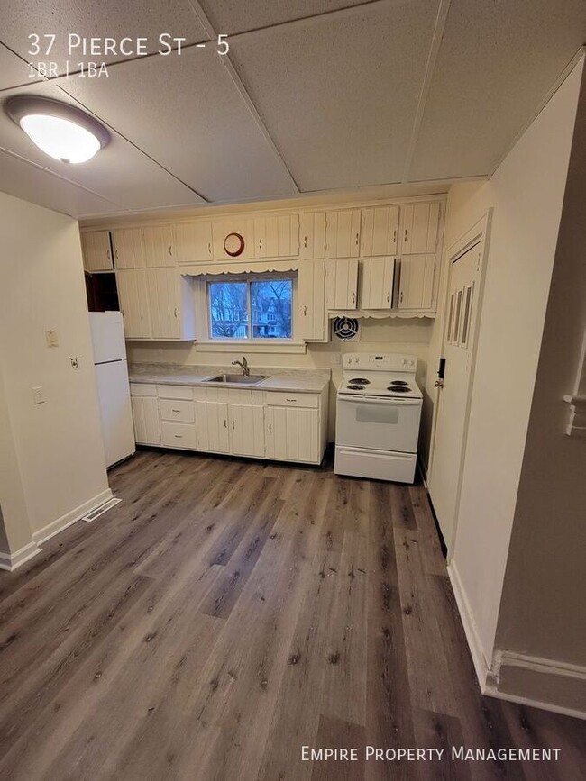 Building Photo - Available Now! 1st Fl- 1 bed/1 bath in Kin...