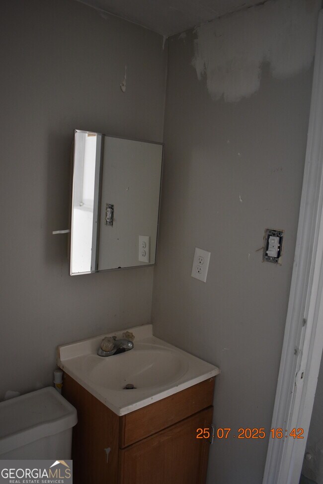 Building Photo - 1083 Nassau Pl
