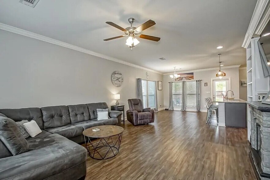 Building Photo - 59450 Spring Dr