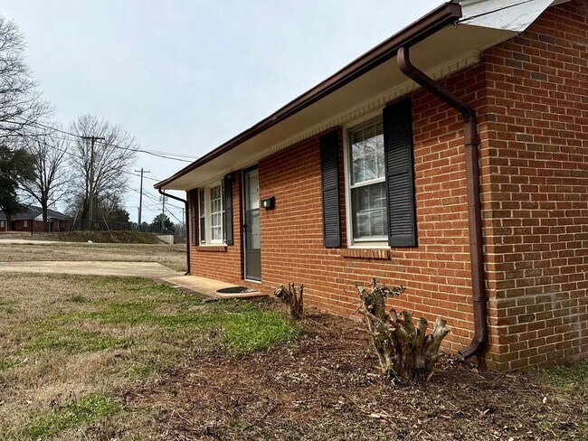 Building Photo - 2 Bedroom, 1 Bathroom Home