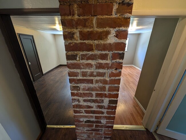 Building Photo - A Quarky Bremerton Original! Tons of Space...