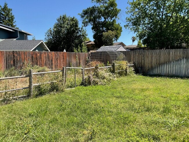 Building Photo - Chico 3 bed 2 bath home for rent, convenient location, neighborhood setting Garage, back yard