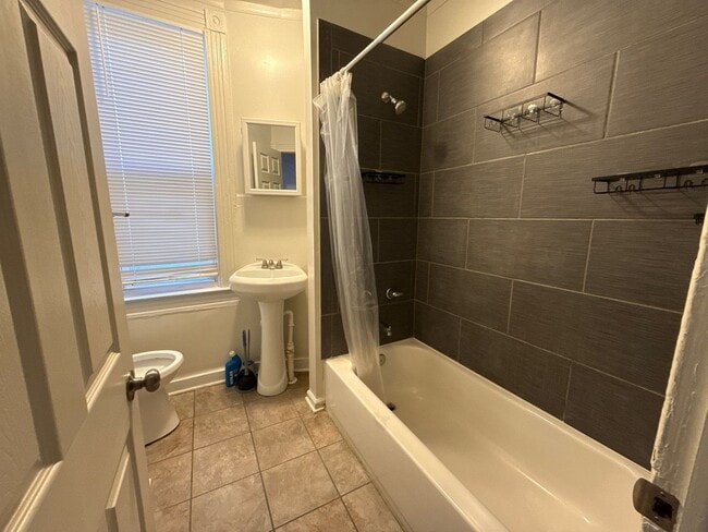 Building Photo - 450 E Lorraine Ave