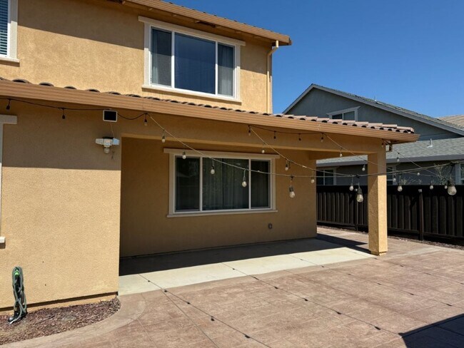 Building Photo - Newer Modern 4 Bedroom 3.5 Bath w/ Bedroom...