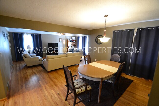 Building Photo - 3 Bedroom 2 bath Ranch home in Urbandale with a fenced in yard