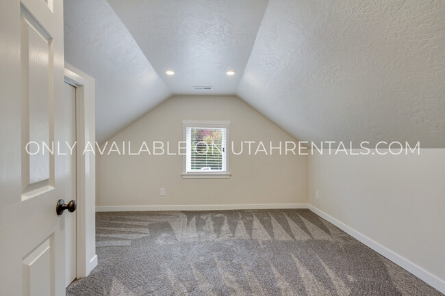 Building Photo - 330 S 1080 E