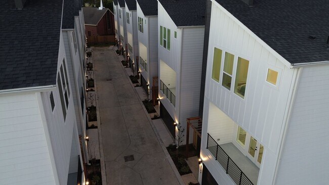 Building Photo - 810 Elkhart St