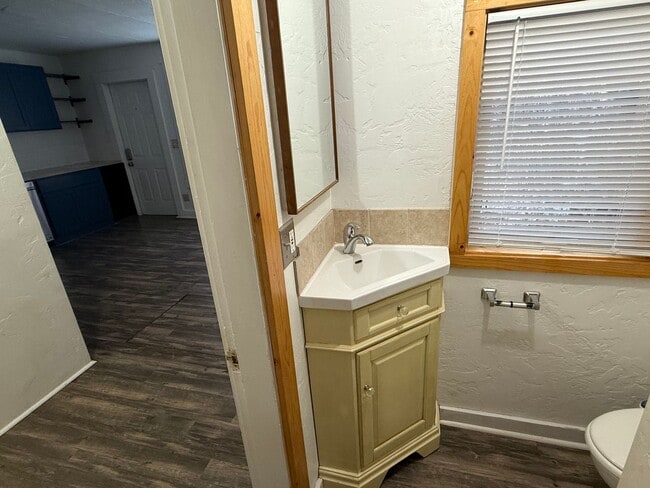 Building Photo - Downtown Bend Darling Cottage – Walk to Everything!