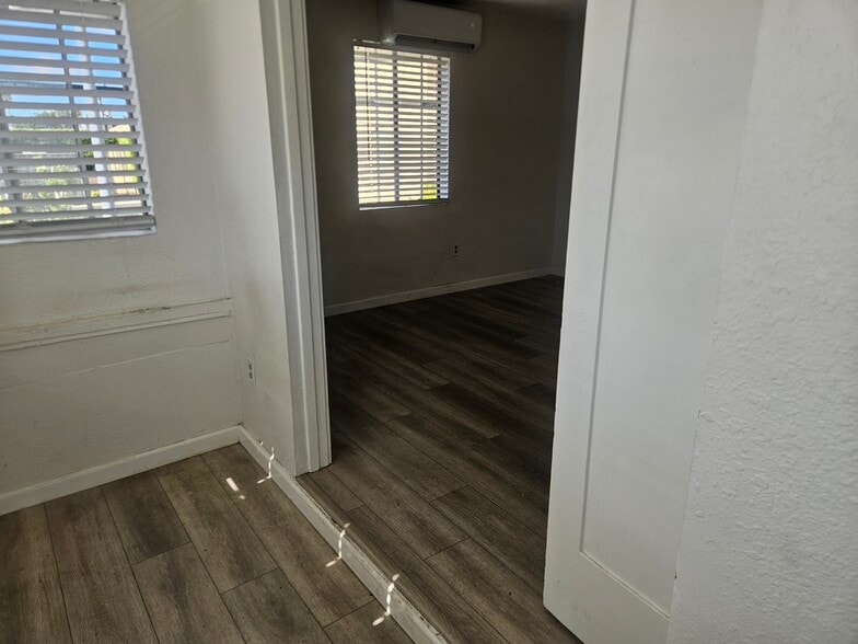 Building Photo - 5159 Clinton St