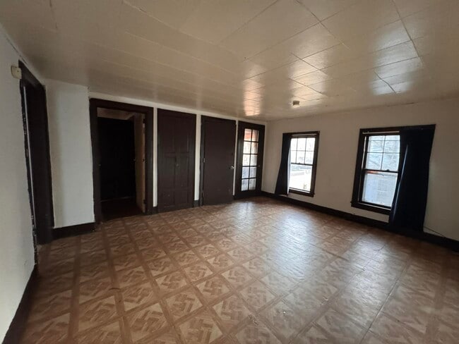 Building Photo - 27 Robinson St