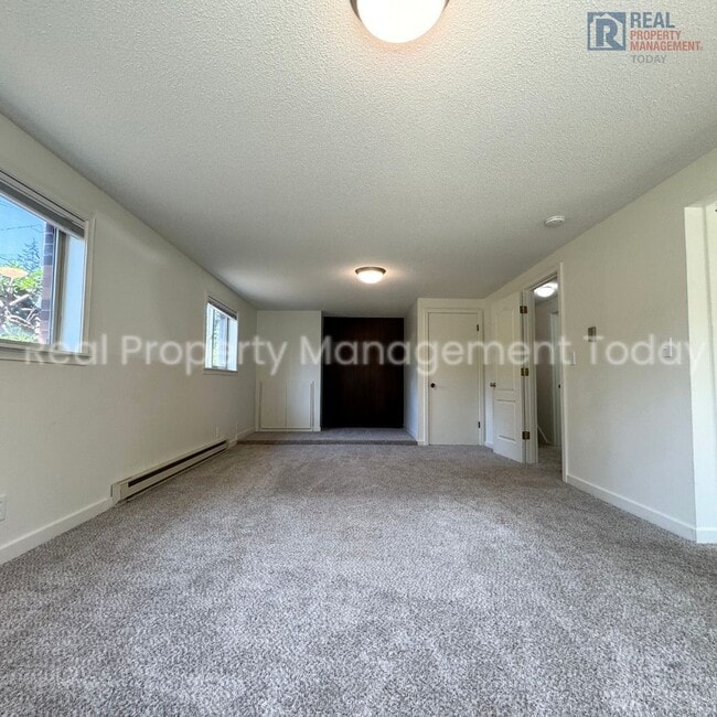 Building Photo - Charming 3 Bedroom with Huge Backyard!