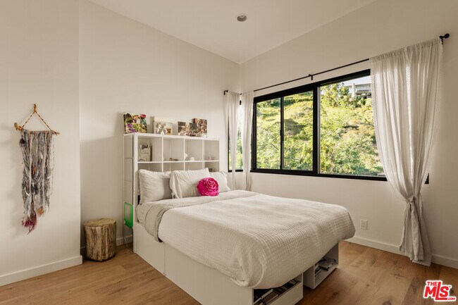 Building Photo - 1406 1/2 N Kenter Ave