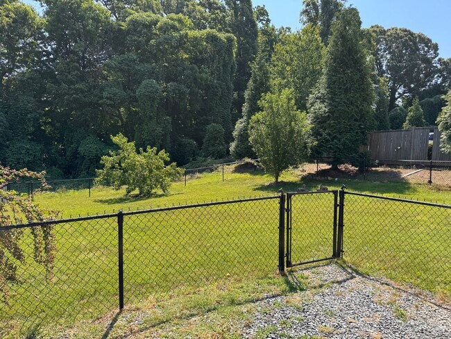 Building Photo - 2 BED, 1 BATH HOME LOCATED A FEW BLOCKS FROM DOWNTOWN ASHEBORO!