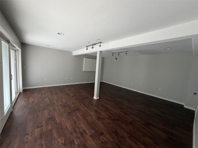 Building Photo - 102 E 5th St