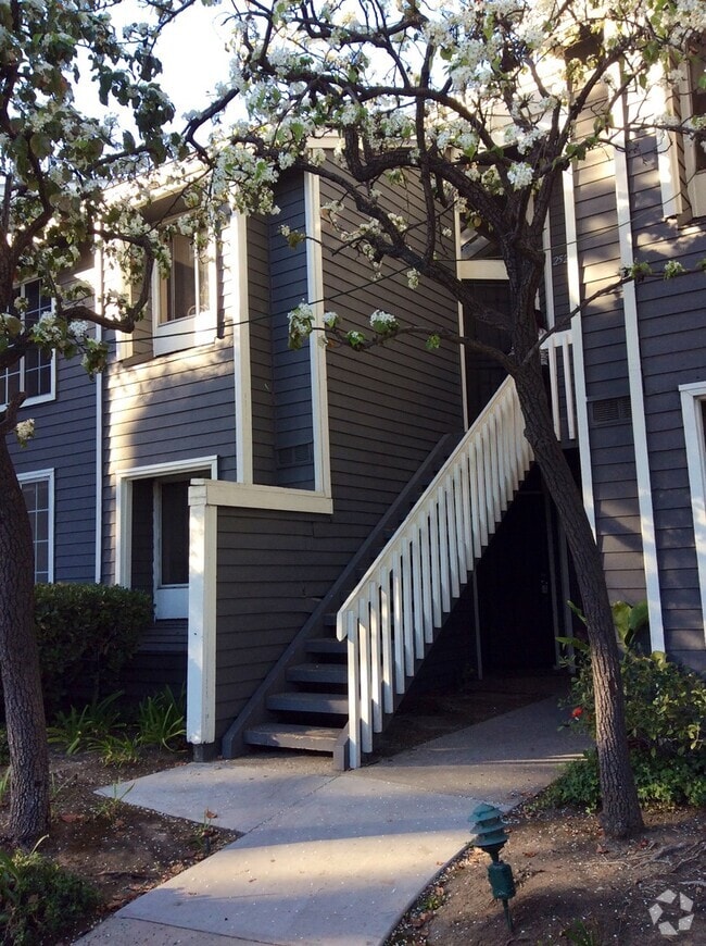Building Photo - GORGEOUS 2 BEDROOM 1 BATH CONDO