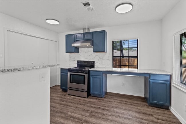 Building Photo - 805 28 1/2 St