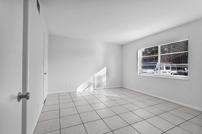 Building Photo - 9 NE 19th Ct