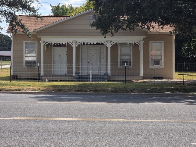 Primary Photo - 601 W Washington Ave