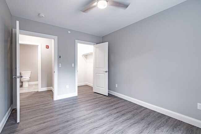 Building Photo - 8 Friendly Way