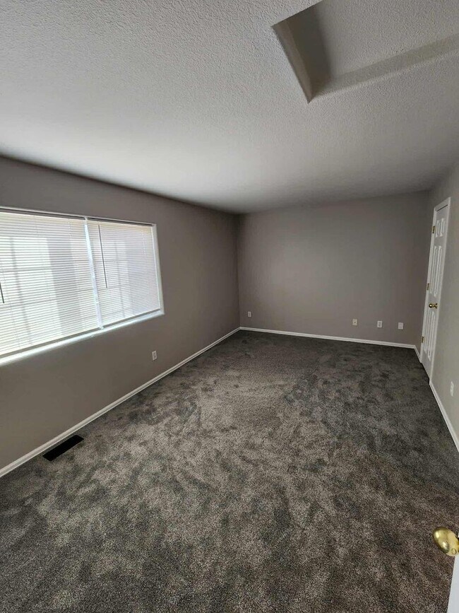 Building Photo - 3 Bedroom 3 Bath Rancher Town Home 2 Car Garage