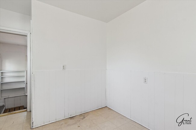 Building Photo - 3 bedroom bungalow $1300