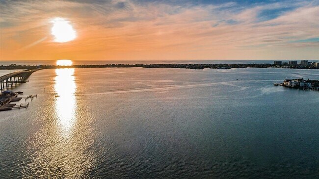 Building Photo - 100 Bluff View Dr