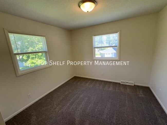 Building Photo - 306 SW Westview Dr