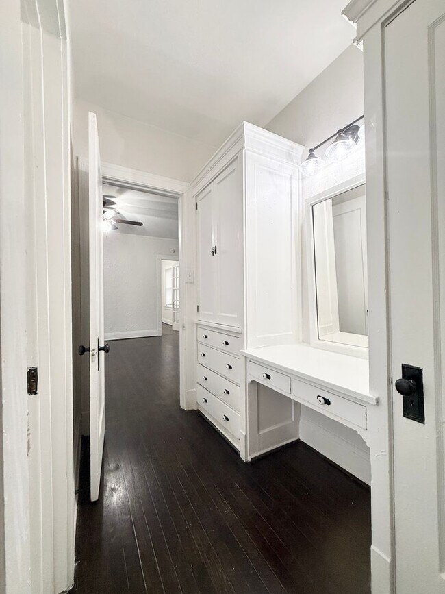 Building Photo - Unique Downstairs 1/1 w/ Hardwoods in Small 1920's Complex