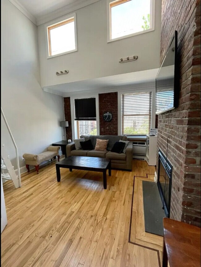 Building Photo - 446 W 50th St