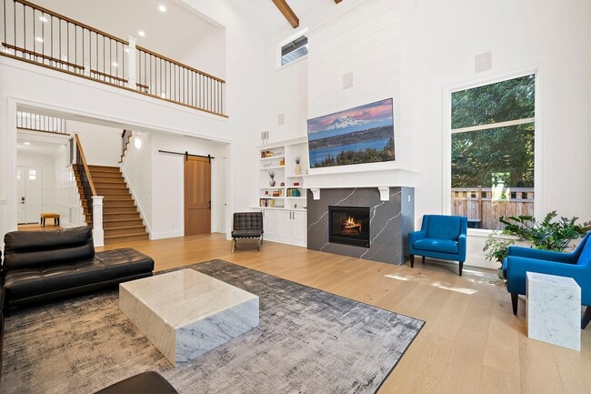 Building Photo - 4bd/4.75ba Bellevue House