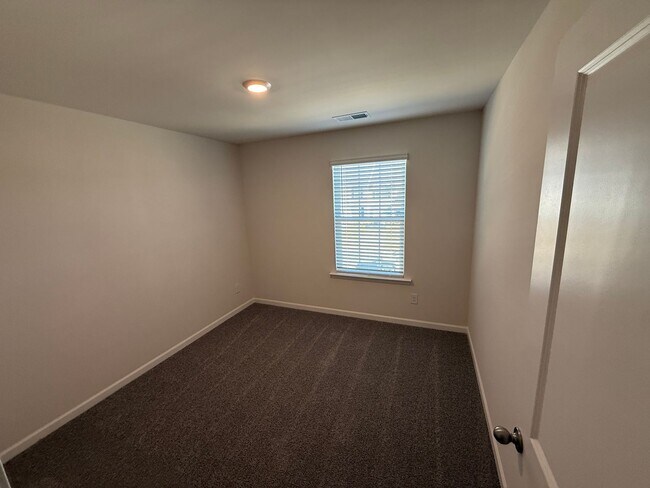 Building Photo - Beautiful Townhome in Charlotte