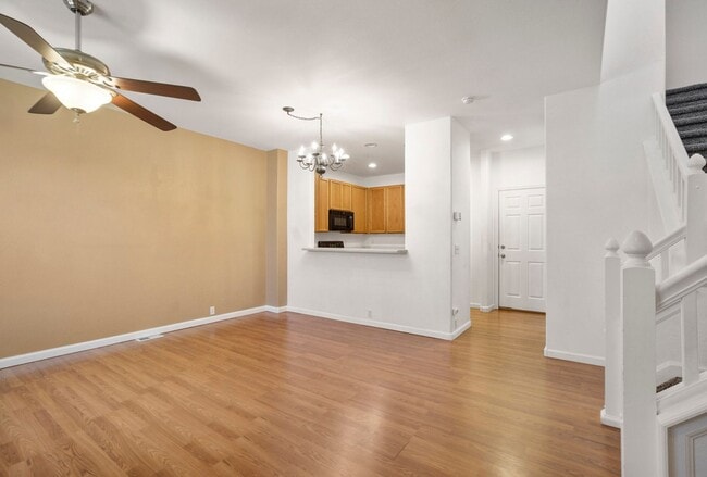 Building Photo - Cute 2bd, 2.5ba Townhome Across from Cotto...