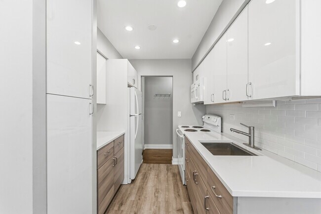 Building Photo - 426 W Barry Ave