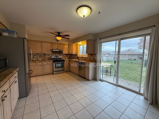 Building Photo - 609 Pinecroft Dr