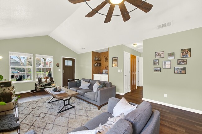 Building Photo - 209 White Oak Ln