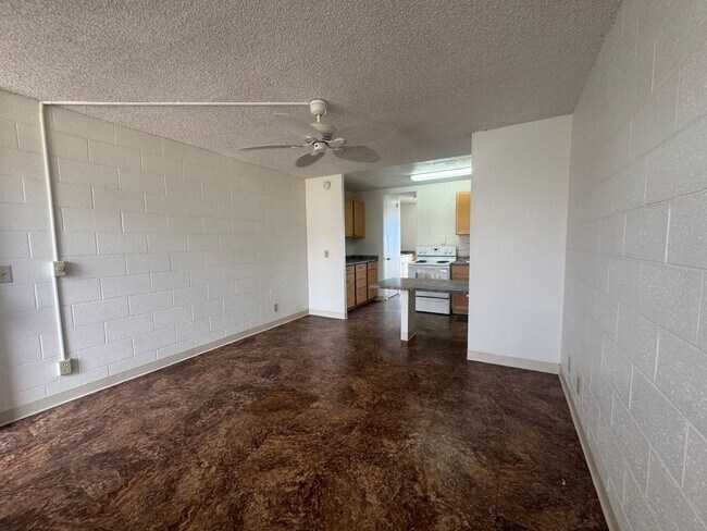 Building Photo - Oceanfront 1 Bedroom, 1 Bath - Makaha Beach Cabanas (Unfurnished)