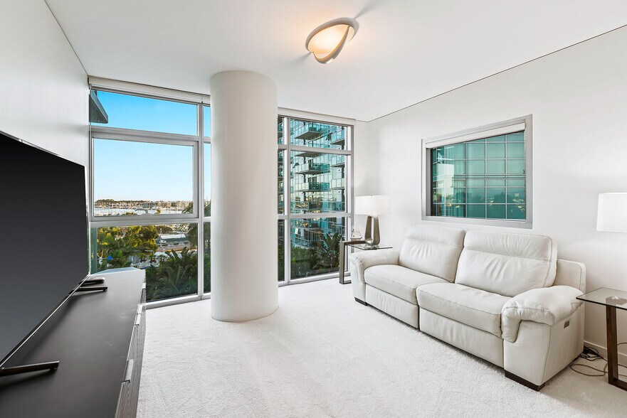Building Photo - 13650 marina pointe Dr