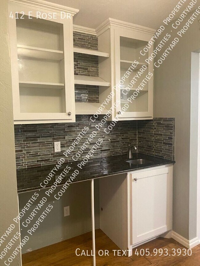 Building Photo - 412 E Rose Dr