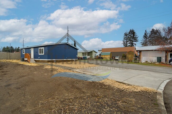 Building Photo - 2 Bedroom 1 Bath Home with Off-Street Park...