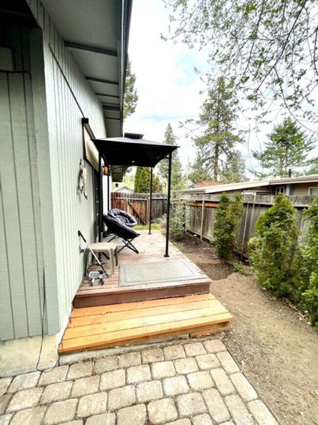 Building Photo - Single Level Westside Home with fabulous backyard!!