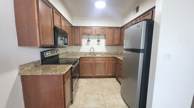 Building Photo - 1702 W Tuckey Ln