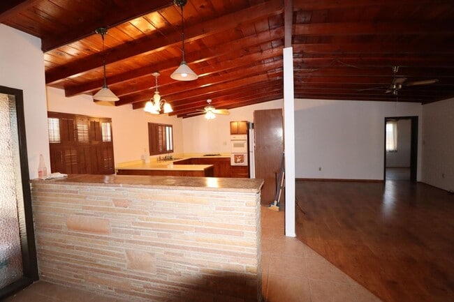 Building Photo - 3 Bedroom 2 Bathroom