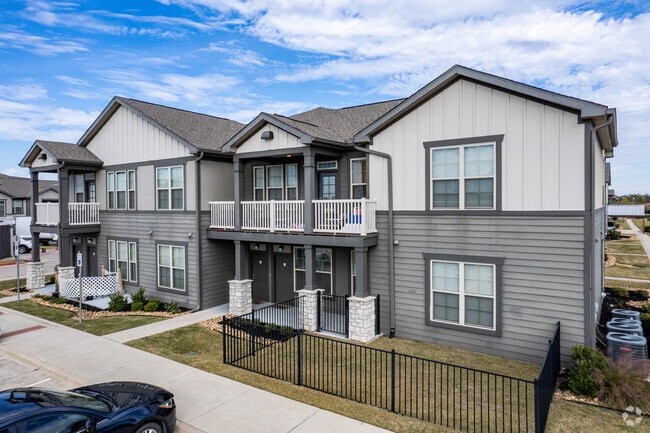 Building Photo - Flora 4050