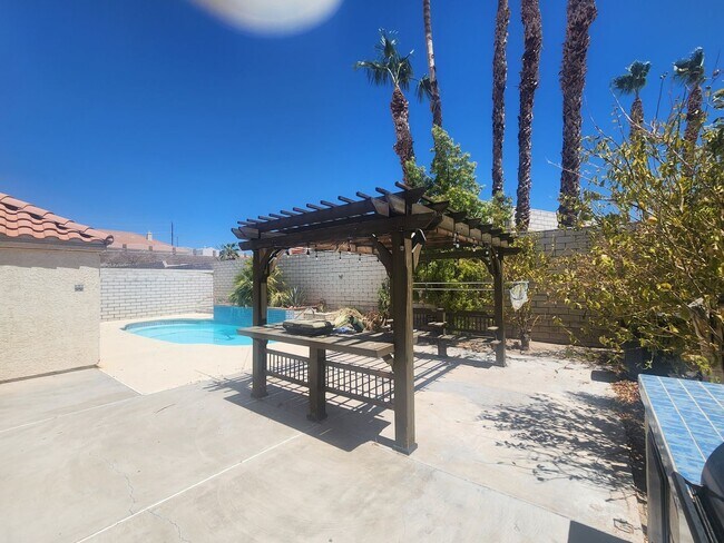 Building Photo - Laughlin Estates Custom Built Pool Home